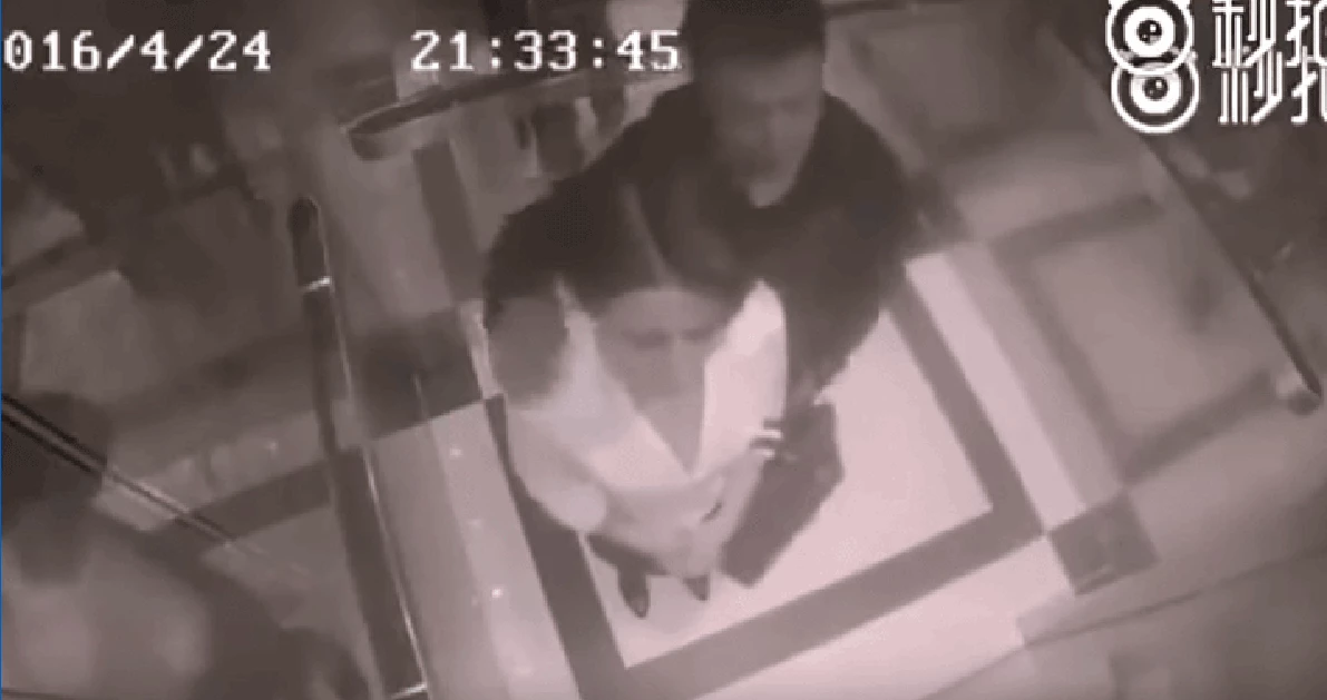 Καλά του έκανε! Επιχείρησε να τη… «χουφτώσει» μέσα στο ασανσέρ – Δείτε τι έγινε – (Βίντεο)